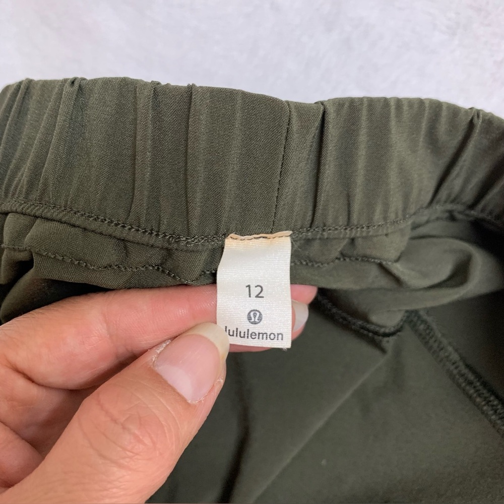 Lululemon Women’s Keep it Classic Crop Green Pants 23” Size 12 Mid Rise - Picture 9 of 13